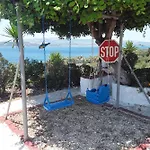 Elenh House * أرغوستولي