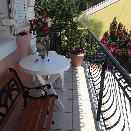 Elenh House Apartment